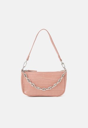 Petit sac à main rose avec texture crocodile, détail chaîne argentée sur le devant et bandoulière rose assortie, sur fond uni.