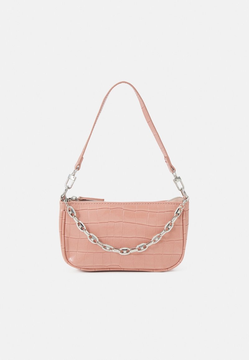 Petit sac à main rose avec texture crocodile, détail chaîne argentée sur le devant et bandoulière rose assortie, sur fond uni.