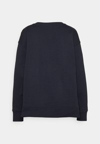 Sudadera de un azul marino oscuro con mangas largas, cuello redondo y puños acanalados. Textura suave, diseño minimalista y sin marcas o patrones visibles.