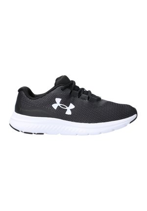 Zapatilla deportiva negra con parte superior de malla, suela blanca y cordones. Tiene una superficie texturizada y un logo lateral en blanco.