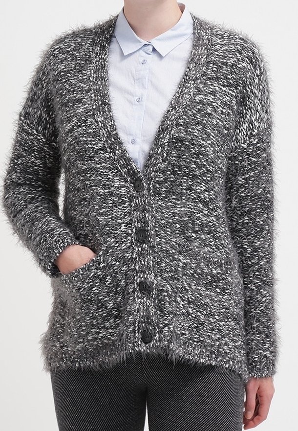 Grå och svart fluffig cardigan med v-ringning, sex knappar, två framfickor och långa ärmar, designad med en texturerad, mysig stickning.