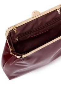 Burgunder clutch-veske med blank tekstur, forgylt lås og en glidelåslomme på innsiden, med et mykt stofffôr.