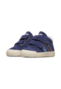 Scarpe in suede blu navy con doppie cinghie in Velcro, dotate di una suola in gomma di colore chiaro e con dettagli di cucitura blu e arancione a contrasto.