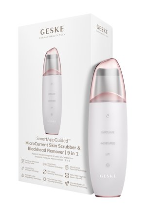 GESKE MicroCurrent Skin Scrubber med klar pink spids, mærkede knapper til eksfoliering, fugtgivning, lift, ved siden af dens hvide produktæske med tekstdetaljer.