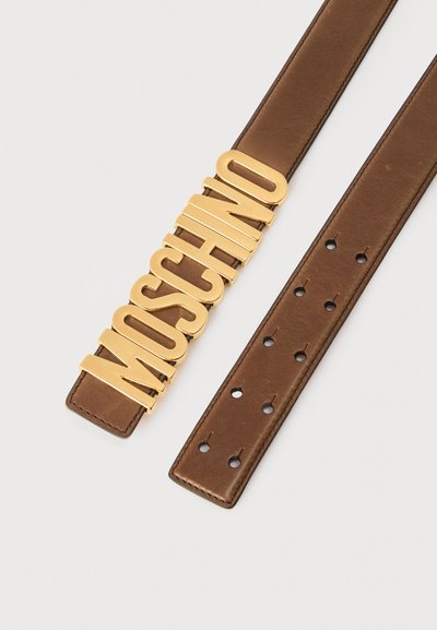 Καφέ δερμάτινη ζώνη με μεγάλο αγκράφα σε μορφή χρυσών γραμμάτων MOSCHINO και πολλαπλές τρύπες ρύθμισης στο λουρί.