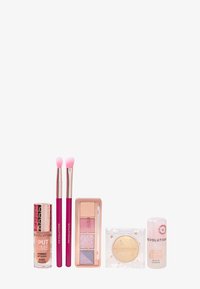 Kosmetiksett som inkluderer en leppestift med metalliske detaljer, to rosa pensler, en øyenskyggepalett, highlighter og krem.