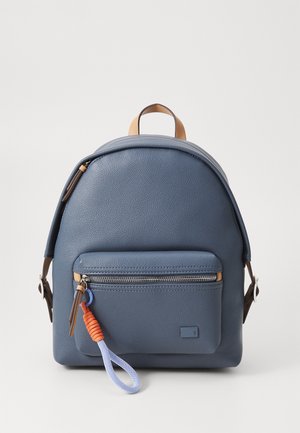 Blauer Leder-Rucksack mit runder Form, vorderer Reißverschluss-Tasche, tanfarbenen Trägern und einem dekorativen Reißverschluss-Zieher in Orange und Blau.