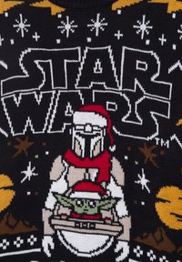 Schwarzer Strickpullover mit "STAR WARS"-Logo, einer Weihnachtsmannfigur, die ein grünes Wesen hält, verziert mit Schneeflocken und Sternen.