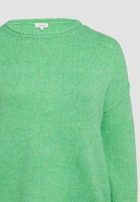 Grüner Strickpullover mit rundem Halsausschnitt, geripptem Saum und weicher Textur. Der Stoff zeigt ein dezentes meliertes Muster.