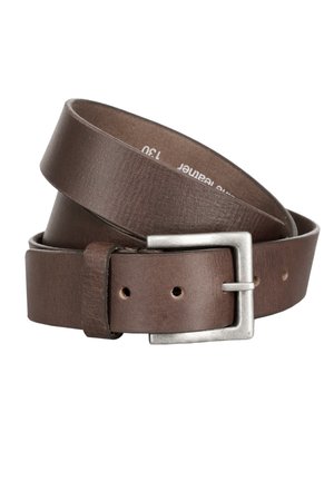 Bruine leren riem met een gladde textuur, voorzien van een zilverkleurige rechthoekige metalen gesp en meerdere gaten voor aanpassingen.