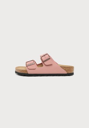 Pinkfarbene Birkenstock-Sandale mit zwei verstellbaren Schnallenriemen, Korkfußbett und schwarzer, strukturierter Sohle auf weißem Hintergrund.
