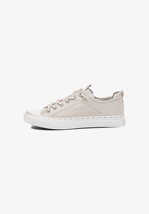 Beige lage sneaker met witte rubberen zool, veters aan de voorkant en subtiele gestreepte details langs de rand van de zool.
