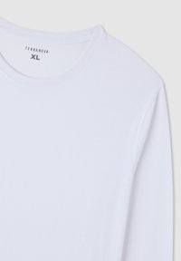 T-shirt bianco a maniche lunghe realizzato in tessuto morbido, con scollatura rotonda e un'etichetta con la scritta "TERRANOVA" e la taglia "XL" stampata all'interno.