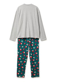 Camiseta gris de manga larga con un ajuste relajado, combinada con pantalones azul verdoso que presentan un patrón repetido de tazas rojas y detalles blancos de vapor.