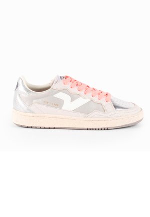 Trainers - silver