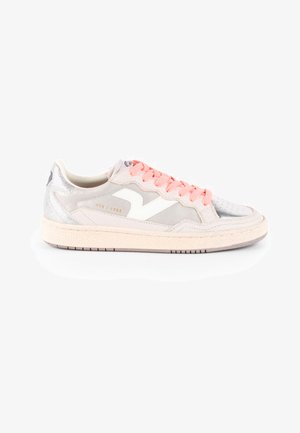Sneaker grigio chiaro con dettagli argentati, lacci rosa e suola in gomma testurizzata. Presenta un emblemma bianco sul lato e un design perforato sulla punta.