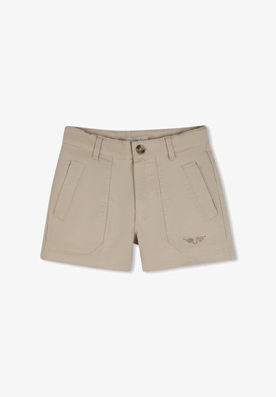 Shorts beiges pour femmes avec poches avant, passants pour ceinture, fermeture par bouton et petite décoration en cristal en forme d'aile sur la poche gauche.