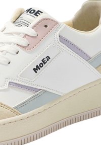 Sneaker alb realizat din material de piele, cu accente pastel roz și mov, talpă texturată bej și logo-ul negru al brandului pe lateral.