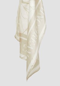 Foulard en soie de couleur beige clair avec une texture douce. Présente de larges rayures blanches et des motifs abstraits. Les bords sont finement cousus.
