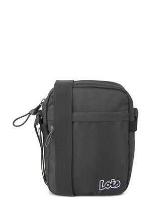 Bolso de hombro de tela negra con correa ajustable, cierre con cremallera, bolsillo frontal y logotipo bordado "Lois" en blanco. Forma rectangular.