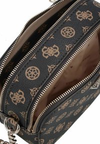 Borsa in pelle nera con texture e hardware dorato, dotata di doppi scompartimenti con zip foderati in tessuto beige. Motivo del logo ben visibile sull'esterno.