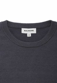 Donkergrijze sweater met een geribbelde ronde hals en een zachte textuur. Het label zegt "BALMOHK," maat "M." Geen zichtbare patronen of accenten.
