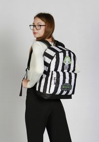 Karactermania Schooltas - beetlejuice white