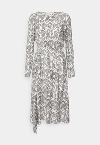 Dlouhé midi šaty s černo-bílým abstraktním vzorem vírů, staženým pasem a mírně asymetrickým lemem.
