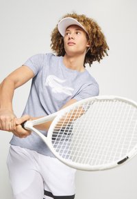 Lacoste Sport BIG LOGO - T-shirt desportiva - silver chine/white