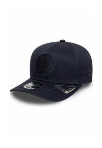 Cappello navy con logo di Parigi ricamato, forma strutturata, visiera piatta e cinturino regolabile. Presenta un tessuto elastico per il comfort.
