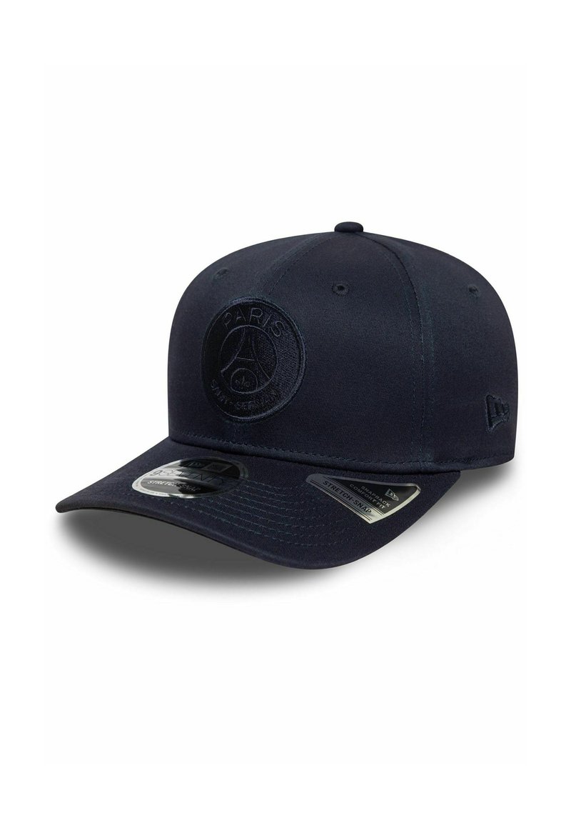 Cappello navy con logo di Parigi ricamato, forma strutturata, visiera piatta e cinturino regolabile. Presenta un tessuto elastico per il comfort.