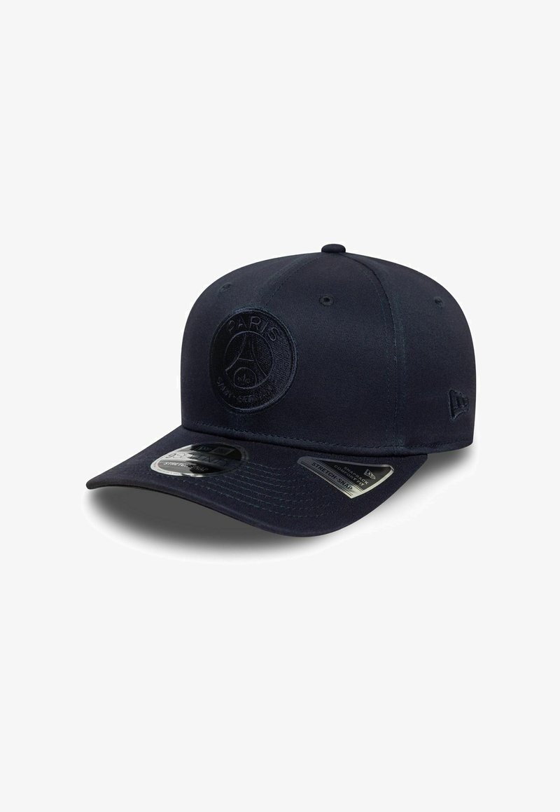 Cappello navy con logo di Parigi ricamato, forma strutturata, visiera piatta e cinturino regolabile. Presenta un tessuto elastico per il comfort.