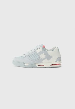 Lys blå suede sneakers med en hvit stjerne-logo, perforerte detaljer og en polstret såle med en synlig rød luftenhet.