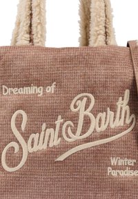 Borsa a spalla intrecciata marrone con manici in pelliccia crema; presenta un testo ricamato: "Sognando il Paradiso Invernale di Saint Barth" in filo di contrasto.