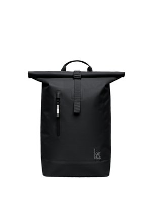 Sort rulle-top rygsæk med front lodret lynlåslomme og spænde-rem, med "GOT BAG" logo på nederste højre hjørne.