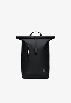 Sort rulle-top rygsæk med front lodret lynlåslomme og spænde-rem, med "GOT BAG" logo på nederste højre hjørne.