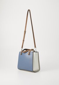 Avon Outlet Tabitha Webb Purse Bolso Satchel SELMA, Con Tachuelas