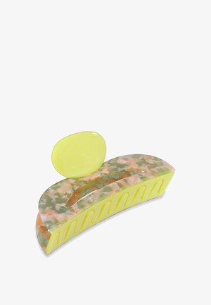 Kleurrijke haarklip gemaakt van gemarmerd plastic in pastel roze, groen en doorzichtig, met een felle gele accent en textuurduimribbels voor grip.