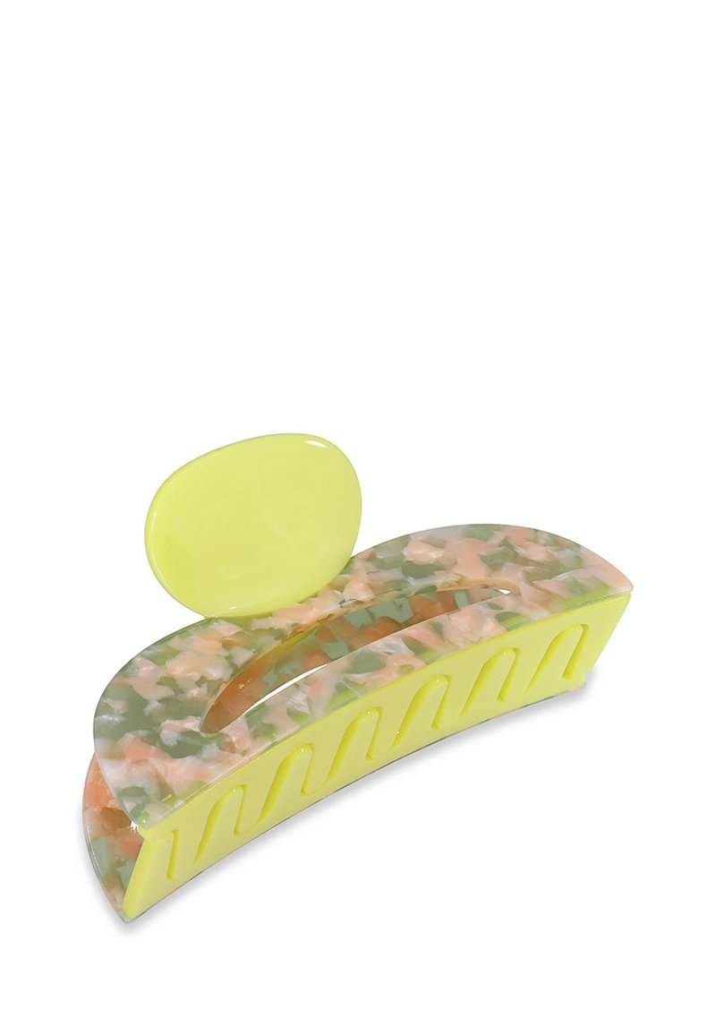 Kleurrijke haarklip gemaakt van gemarmerd plastic in pastel roze, groen en doorzichtig, met een felle gele accent en textuurduimribbels voor grip.
