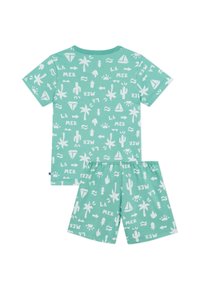 Il set di pigiama in cotone verde menta presenta una maglietta a maniche corte e pantaloni corti, entrambi decorati con grafiche bianche di elementi tropicali e la scritta "LA MER."