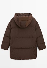 Bruine pufferjas met capuchon. Gequilt ontwerp, zachte textuur en lange mouwen. Geen zichtbare details aan de voorkant; alleen zicht van achteren.