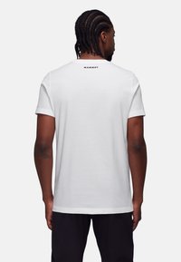 Witte T-shirt van katoen met een klassieke ronde hals en korte mouwen. Heeft een klein "MAMMUT" logo op de bovenrug.