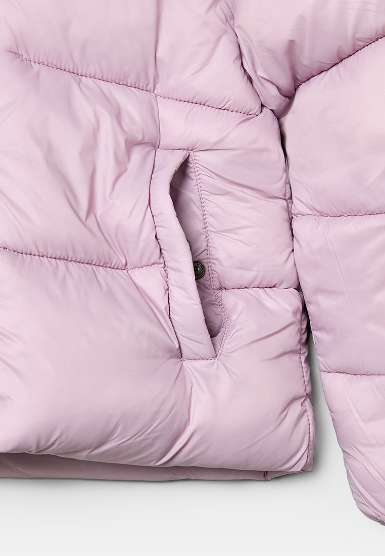 Helle rosa Pufferjacke mit einem gesteppten Design, ausgestattet mit einer Seitentasche und einer glatten, glänzenden Textur.