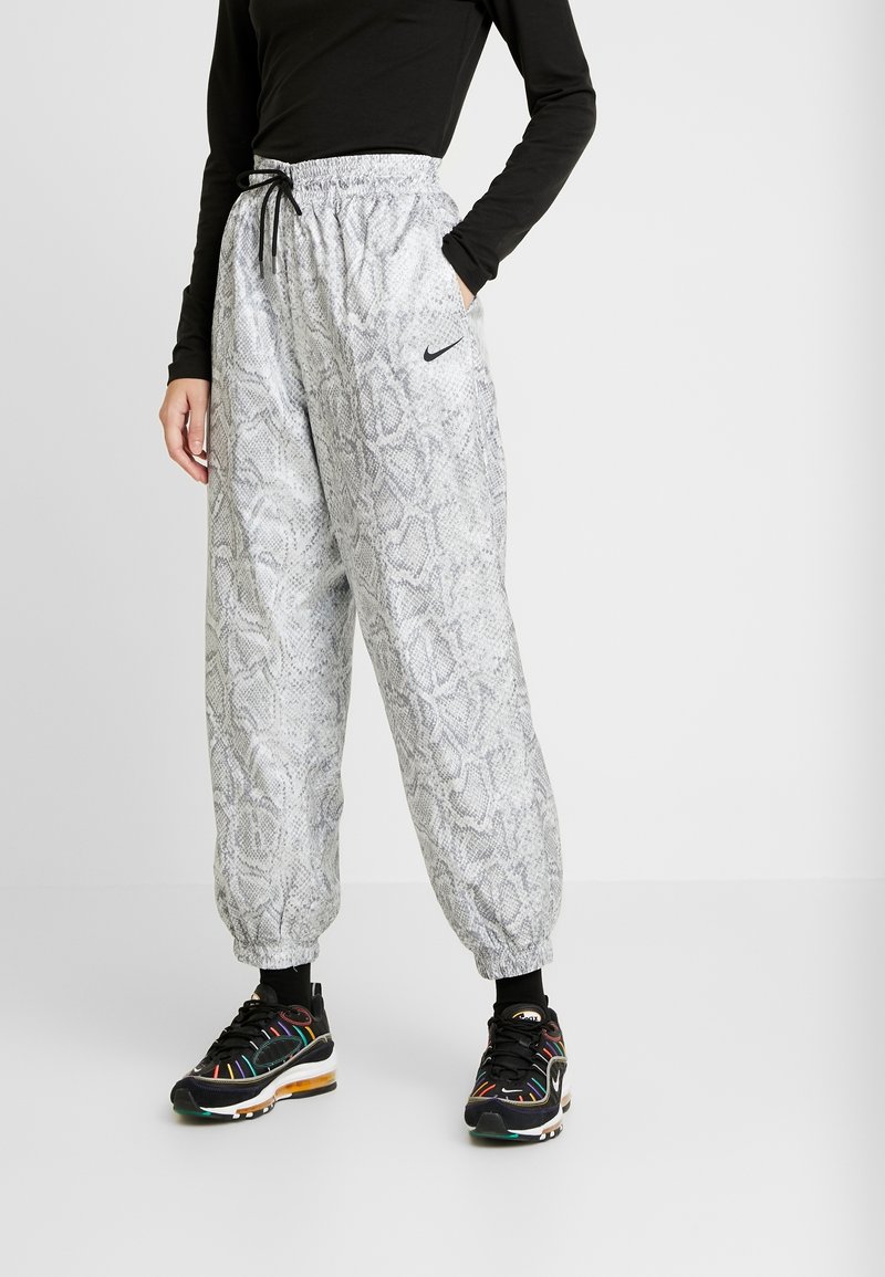 Nike sweatpants med grå och svart ormskinneprint, elastisk midja med dragsko, sidofickor och smalnande mudd.