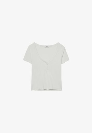 Svetlo siva majica kratkih rukava z dubljim V-izrezom i štirimi gumbi, izdelana iz mehkega materiala z gladko teksturo.