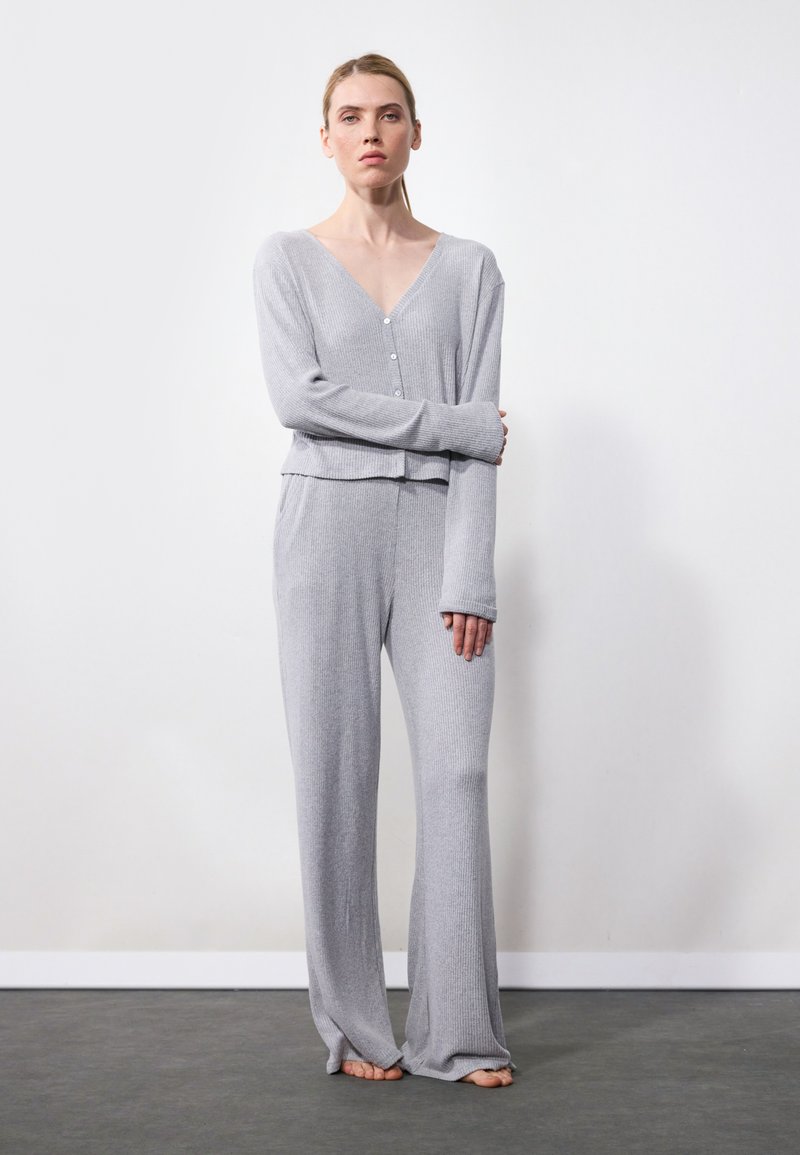 Set de îmbrăcăminte de lounge din tricot gri cu dungi, care include un cardigan scurt cu decolteu în V și detalii cu butoane, mâneci lungi, asortat cu pantaloni largi.