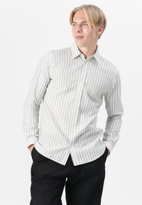 Camicia da uomo con bottoni, a righe verticali grigie e blu, maniche lunghe e colletto a punta, realizzata in un tessuto leggero.