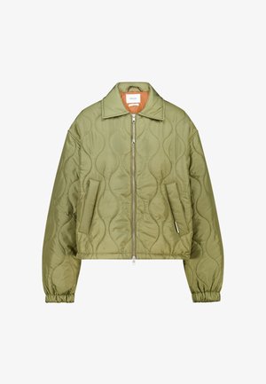 Veste matelassée vert olive avec fermeture éclair devant, grand col, deux poches latérales et poignets élastiqués. Doublure intérieure orange.