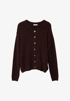 Cardigan marron à boutons en tissu doux. Il dispose d'un col rond, de manches longues et de six boutons de couleur claire sur le devant.