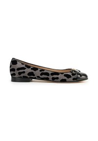 Ballet flat in vernice nera e camoscio grigio con motivo a stampa leopardata, punta arrotondata e tacco piccolo. Fiocco decorativo con accento hardware.